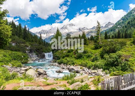 Malerische Landschaft eines Baches von den Bergen umgeben Die Dolomiten im Sommer Stockfoto