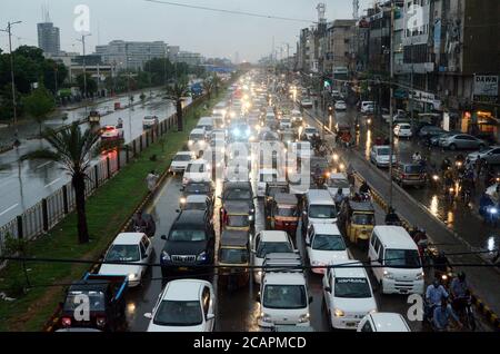 Karatschi. August 2020. Menschen, die Fahrzeuge fahren, sind in einem Stau nach starkem Monsunregen in der südpakistanischen Hafenstadt Karachi am 7. August 2020 gefangen. Quelle: Str/Xinhua/Alamy Live News Stockfoto