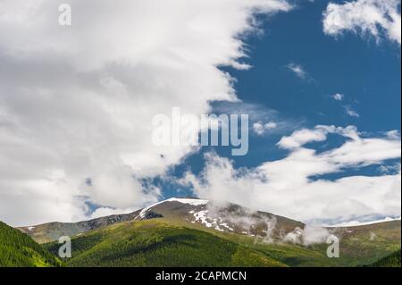 Sonnenlicht fällt auf das Altai-Gebirge durch die Wolken Stockfoto