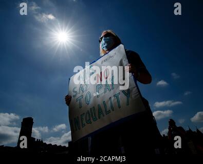 Ein NHS-Arbeiter demonstriert auf dem Millennium Square, Leeds, als Teil eines nationalen Protestes über Bezahlung. Stockfoto