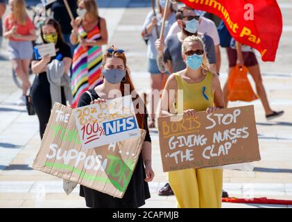 NHS-Arbeiter demonstrieren auf dem Millennium Square, Leeds, als Teil eines nationalen Protestes über Bezahlung. Stockfoto