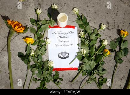 Eine blumige Hommage an Beschäftigte des Gesundheitswesens, die bei einer Demonstration von Beschäftigten des Gesundheitswesens auf dem Millennium Square in Leeds an dem Coronavirus gestorben sind, als Teil eines nationalen Protestes über die Bezahlung. Stockfoto