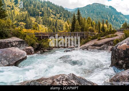 Malerische Landschaft eines Baches von den Bergen umgeben Die Dolomiten im Sommer Stockfoto