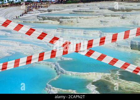 Schutzband auf kalkhaltigen Hintergrundmineralien in Pamukkale Stockfoto