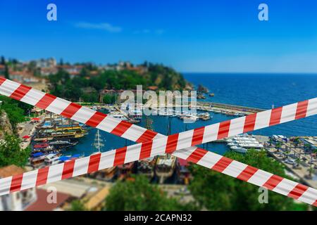 Schutzband auf Hintergrund Marina und das Dach der Häuser der Altstadt von Kaleici in Antalya, Türkei. Stockfoto