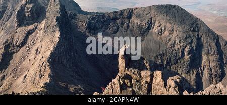 Archivbild: Panoramablick vom Gipfel des Sgùrr nan Gillean entlang des schwarzen cuillin-Kamms im Sommer 2002. Stockfoto