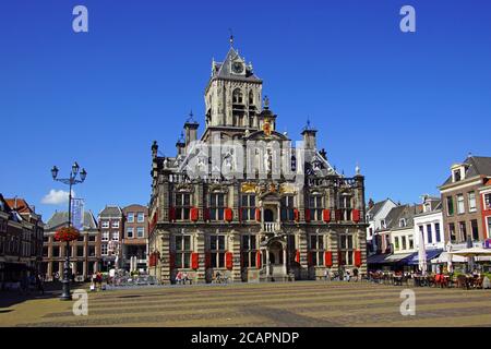 Delft, Niederlande - 5. August 2020: Das Rathaus der niederländischen Stadt Delft vor einem klaren blauen Himmel. Stockfoto