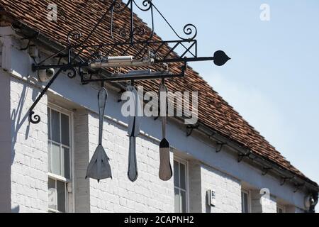 Bray, Großbritannien. August 2020. Ein Schild vor dem Eingang zum Fat Duck Restaurant, das vom Starkoch-Inhaber Heston Blumenthal geführt wird. Das mit drei Michelin-Sternen ausgezeichnete Restaurant wird am 15. August, fünf Monate nach der Schließung durch COVID-19, zu seinem 25-jährigen Bestehen wieder eröffnet. Kredit: Mark Kerrison/Alamy Live Nachrichten Stockfoto