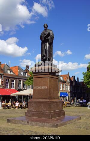 Delft, Niederlande - 5. August 2020: Denkmal des holländischen Rechtsanwalts und Staatsmannes Hugo Grotius gegen einen teilweise bewölkten blauen Himmel. Stockfoto