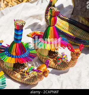 Handgemachte Souvenirs von den Uros-Inseln am Titicacasee, Peru Stockfoto