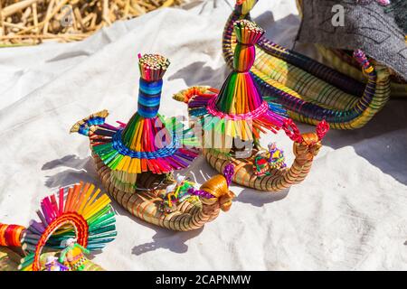 Handgemachte Souvenirs von den Uros-Inseln am Titicacasee, Peru Stockfoto