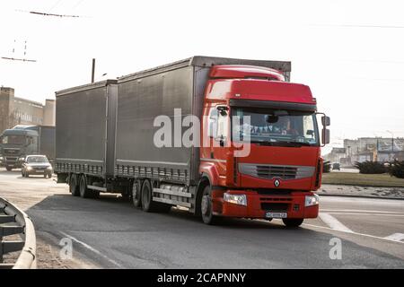 UKRAINE, KIEW - 10. Mai 2020: LKW auf der Straße. Transport und Logistik. TIR. Stockfoto