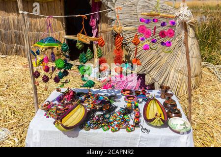 Handgemachte Souvenirs von den Uros-Inseln am Titicacasee, Peru Stockfoto