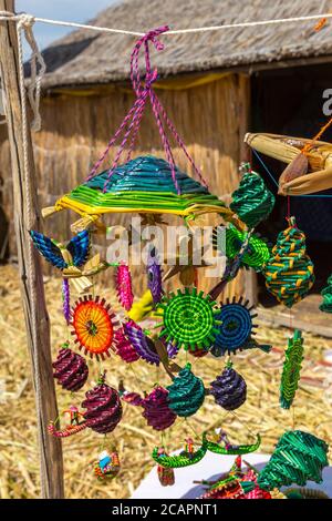 Handgemachte Souvenirs von den Uros-Inseln am Titicacasee, Peru Stockfoto