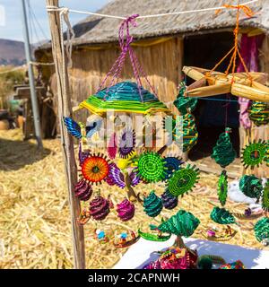 Handgemachte Souvenirs von den Uros-Inseln am Titicacasee, Peru Stockfoto