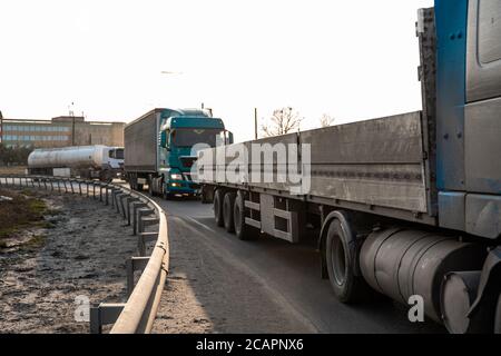 UKRAINE, KIEW - 10. Mai 2020: LKW auf der Straße. Transport und Logistik. TIR. Stockfoto