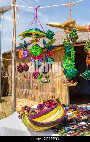 Handgemachte Souvenirs von den Uros-Inseln am Titicacasee, Peru Stockfoto