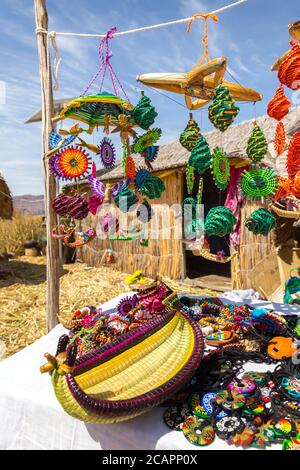 Handgemachte Souvenirs von den Uros-Inseln am Titicacasee, Peru Stockfoto