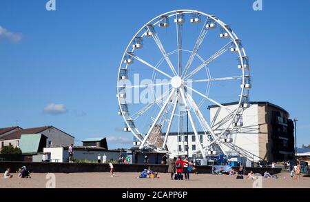 Portobello Beach, Ferris Wheel, Edinburgh, Schottland, Großbritannien. August 2020. Heiß und sonnig am Meer 17 Grad am Mittag brachten Familien heraus, um das Wetter und die Aktivität auf dem Firth of Forth zu genießen. Das Riesenrad ist eine neue Attraktion, von der jeder spricht Stockfoto