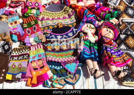 Handgemachte Souvenirs von den Uros-Inseln am Titicacasee, Peru Stockfoto
