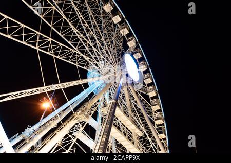 riesenrad bei Nacht Perspektive Stockfoto