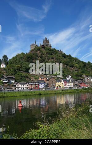 Reichsburg Cochem von der gegenüberliegenden Moselseite aus gesehen Stockfoto