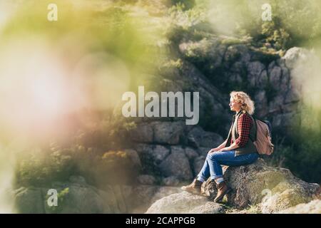 Frau mit Rucksack Wandern in der Bergschlucht Stockfoto