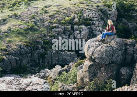 Frau mit Rucksack Wandern in der Bergschlucht Stockfoto