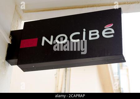 Bordeaux , Aquitaine / Frankreich - 08 04 2020 : Nocie Logo und Schild vor Parfümerie und Schönheitssalon Shop Stockfoto