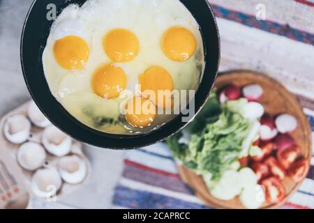 Frühstück flacher Lay von Spiegeleiern und Gemüse Stockfoto
