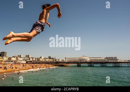 Brighton UK, 7. August 2020: Massen von Tagesausflüglern strömten an diesem Nachmittag nach Brighton Beach, um die Rekordtemperaturen und die Sonne zu genießen. Stockfoto