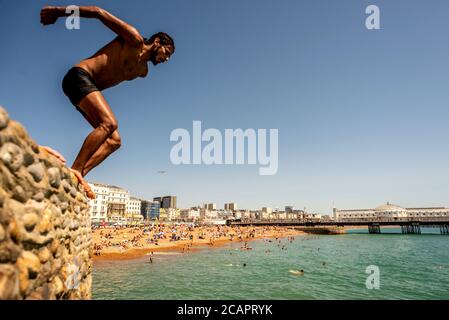 Brighton UK, 7. August 2020: Massen von Tagesausflüglern strömten an diesem Nachmittag nach Brighton Beach, um die Rekordtemperaturen und die Sonne zu genießen. Stockfoto