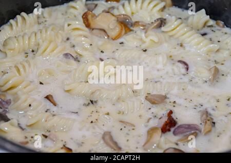 Pasta Spaghetti Carbonara mit Sahne, Champignons, Speck. Stockfoto