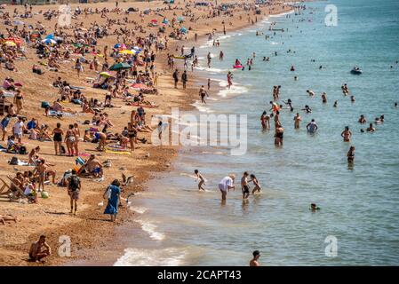 Brighton UK, 7. August 2020: Massen von Tagesausflüglern strömten an diesem Nachmittag nach Brighton Beach, um die Rekordtemperaturen und die Sonne zu genießen. Stockfoto