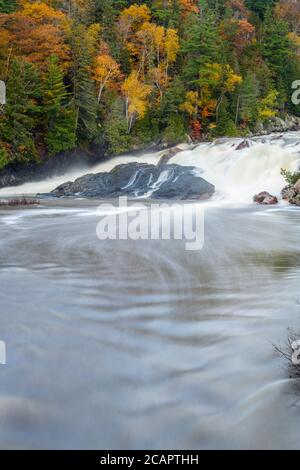 Chippewa River im Herbst, Algoma District, Batchawana Bay, Ontario, Kanada Stockfoto