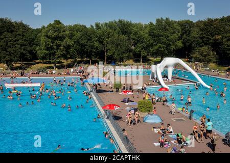 Essen, Ruhrgebiet, Nordrhein-Westfalen, Deutschland - Freischwimmsommer im Grugabad am heißesten Wochenende des Jahres in Zeiten der Corona Stockfoto