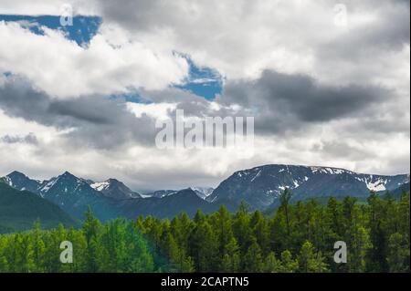 Sonnenlicht fällt auf das Altai-Gebirge durch die Wolken Stockfoto