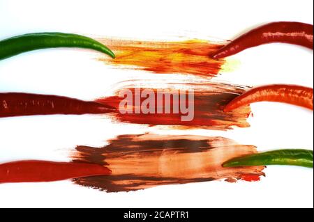 Roter und grüner Pfeffer auf weißem Hintergrund Stockfoto