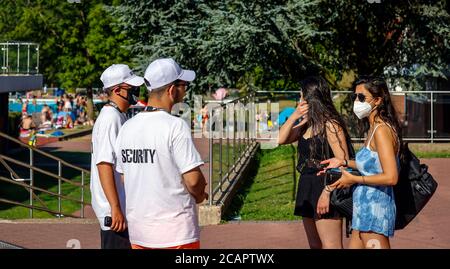 Essen, Ruhrgebiet, Nordrhein-Westfalen, Deutschland - Sommerschwimmen im Grugabad am heißesten Wochenende des Jahres in Zeiten der Coronapandemie Stockfoto