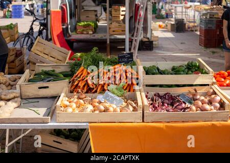 Angers/ Frankreich - August 08 2020: Karottenstapel auf dem Markt, neu reif Stockfoto