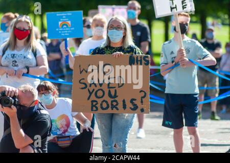 Glasgow, Schottland, Großbritannien. 8. August 2020: NHS-Arbeiter protestieren in Glasgow Green gegen die Entscheidung der Regierung, Beschäftigte im Gesundheitswesen von einer Lohnerhöhung auszuschließen, die Lehrern, Ärzten und den Streitkräften gewährt wird. Kredit: Skully/Alamy Live Nachrichten Stockfoto