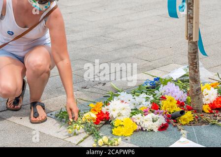 Basildon, Essex, Großbritannien. August 2020. In Basildon fand ein demonstrationszug statt, der gegen den Ausschluss des Personals des nationalen Gesundheitsdienstes aus der Lohnerhöhung des öffentlichen Sektors protestierte. Die Demonstranten versammelten sich im Basildon Hospital, bevor sie in das Stadtzentrum von Basildon marschierten, wo viele Blumen und Bänder für die vielen Gesundheitshelfer, die durch die COVID-19 Coronavirus-Pandemie verloren wurden, hinlegten Stockfoto