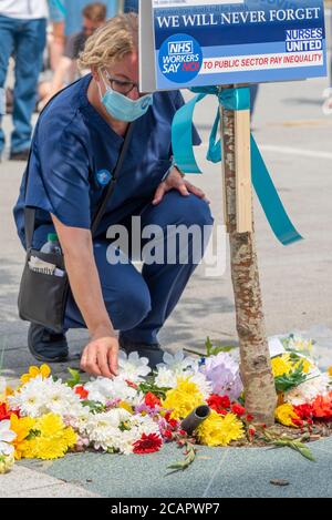 Basildon, Essex, Großbritannien. August 2020. In Basildon fand ein demonstrationszug statt, der gegen den Ausschluss des Personals des nationalen Gesundheitsdienstes aus der Lohnerhöhung des öffentlichen Sektors protestierte. Die Demonstranten versammelten sich im Basildon Hospital, bevor sie in das Stadtzentrum von Basildon marschierten, wo viele Blumen und Bänder für die vielen Gesundheitshelfer, die durch die COVID-19 Coronavirus-Pandemie verloren wurden, hinlegten Stockfoto