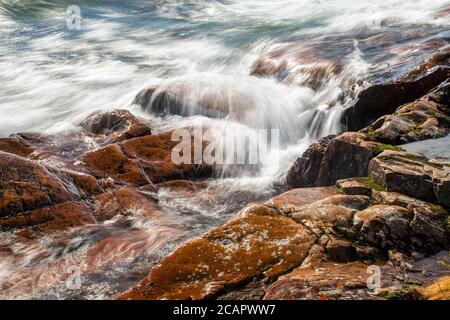 Lake Superior Wellen krachen auf Felsen, Lake Superior Provincial Park, Ontario, Kanada Stockfoto