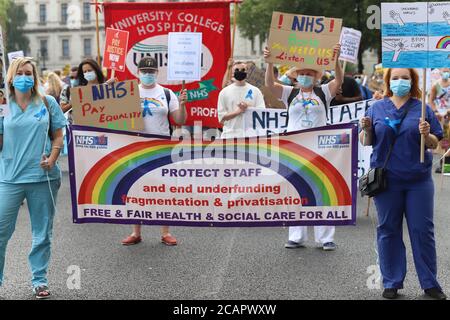 London, Großbritannien. August 2020. Mitarbeiter des nationalen Gesundheitsdienstes im Zentrum von London protestieren gegen ihren Ausschluss aus der Lohnerhöhung des öffentlichen Sektors. Demonstranten versammelten sich im St James's Park, bevor sie über die Downing Street zum Parliament Square marschierten. Kredit: Denise Laura Baker/Alamy Live Nachrichten Stockfoto