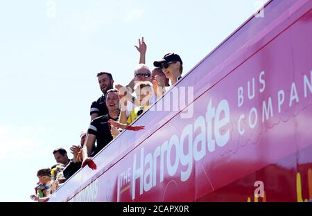 Harrogate Town A.F.C.'s James Belshaw und Joe Cracknell werden während einer offenen Tour mit dem Bus um Harrogate gefeiert. Stockfoto