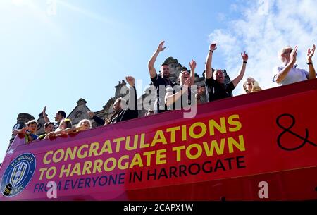 Harrogate Town A.F.C.'s James Belshaw und Joe Cracknell werden während einer offenen Tour mit dem Bus um Harrogate gefeiert. Stockfoto