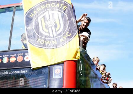 Harrogate Town die Connor Hall von A.F.C. wird während einer offenen Tour mit dem Bus um Harrogate gefeiert. Stockfoto