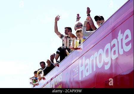 Harrogate Town A.F.C.'s James Belshaw und Joe Cracknell werden während einer offenen Tour mit dem Bus um Harrogate gefeiert. Stockfoto