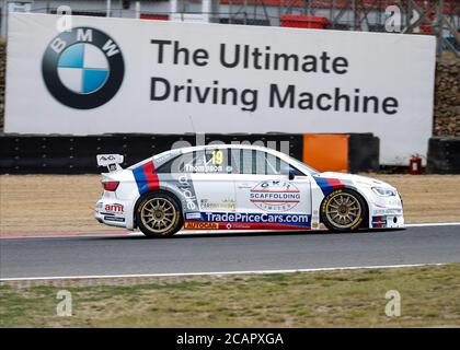 8. August 2020; Brands Hatch Circuit, West Kingsdown, Kent, England; Kwik Fit British Touring Car Championship, Qualifying Day; Bobby Thompson fährt mit seinem GKR TradePriceCars.com Audi S3 beim Paktise an der riesigen BMW-Werbung vorbei Stockfoto